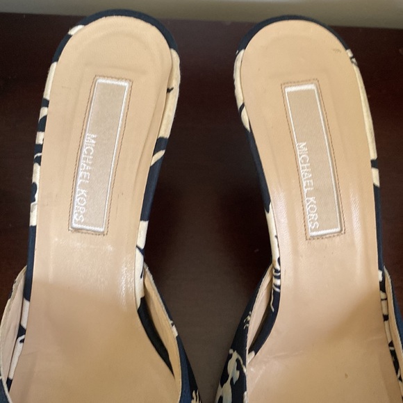MICHAEL KORS⭐️RARE FIND⭐️NAVY BLUE & CREAM HEELED SLIDE SANDALS SIZE 9.5 🌟EUC🌟 - Picture 10 of 17